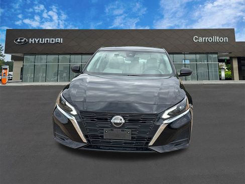 Used 2024 Nissan Altima 2.5 SV image 2