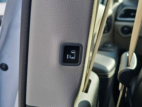 Used 2024 Chrysler Pacifica Touring-L image 15