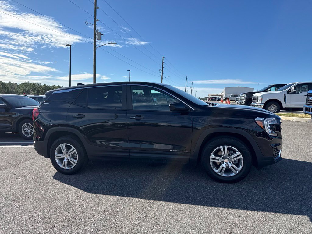 Used 2024 GMC Terrain SLE FWD image 1
