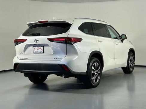 Used 2021 Toyota Highlander XLE AWD/4WD image 7