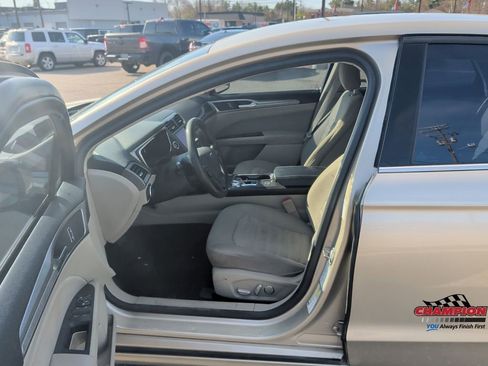 Used 2019 Ford Fusion SE FWD image 12
