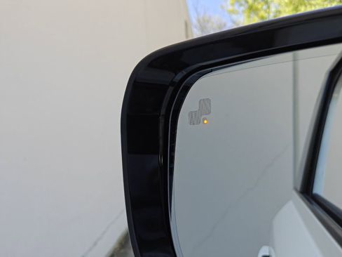 Used 2023 Land Rover Defender 90 SE AWD/4WD image 24