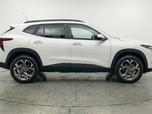 Used 2025 Chevrolet Trax LT w/ LT Convenience Package FWD image 11