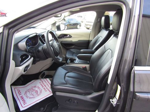 Used 2023 Chrysler Pacifica Touring-L image 25