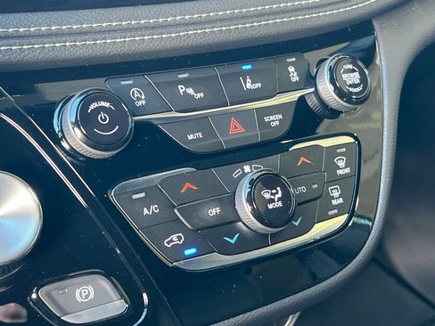 New 2026 Chrysler Pacifica Select image 19