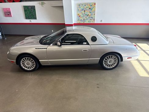 Used 2004 Ford Thunderbird image 42