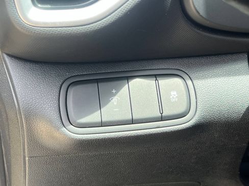 Used 2025 Hyundai Venue SEL FWD image 25