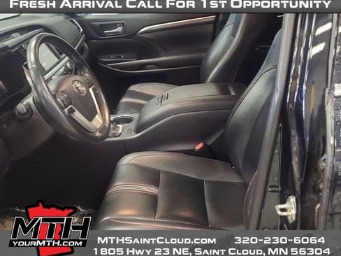 Used 2019 Toyota Highlander XLE AWD/4WD image 3