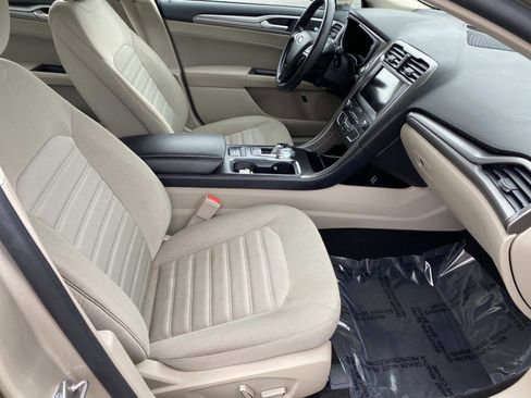 Used 2019 Ford Fusion SE image 19