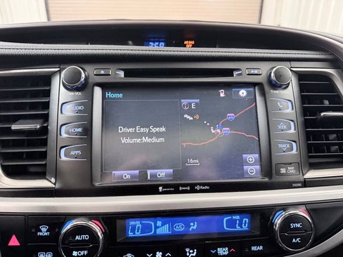 Used 2019 Toyota Highlander XLE FWD image 16