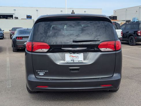 Used 2022 Chrysler Voyager LX image 5