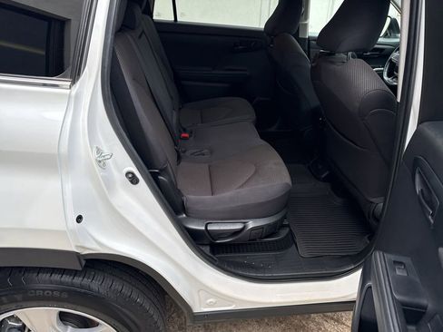 Used 2022 Toyota Highlander LE image 3