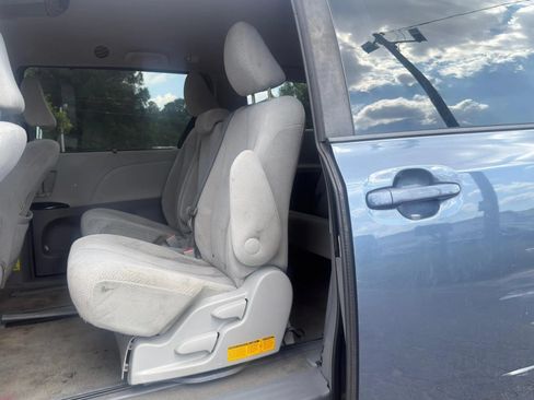Used 2013 Toyota Sienna LE w/ Towing Pkg FWD image 16