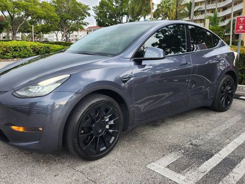 Used 2022 Tesla Model Y Long Range AWD/4WD image 2