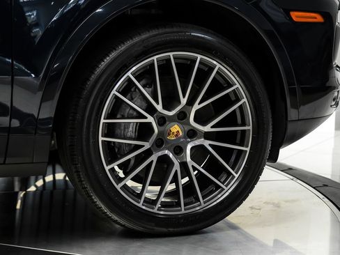 Used 2023 Porsche Cayenne w/ Premium Package AWD/4WD image 59