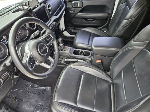 Used 2018 Jeep Wrangler Unlimited Sahara image 18