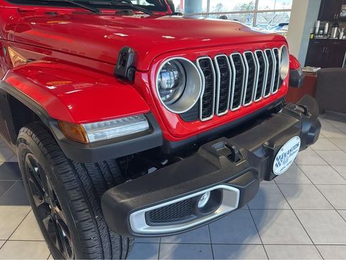 Used 2025 Jeep Wrangler Sahara image 5