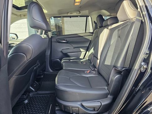 Used 2021 Toyota Highlander XLE image 16