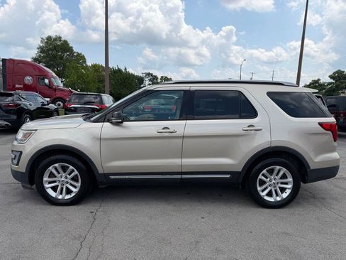 Used 2017 Ford Explorer XLT FWD image 6