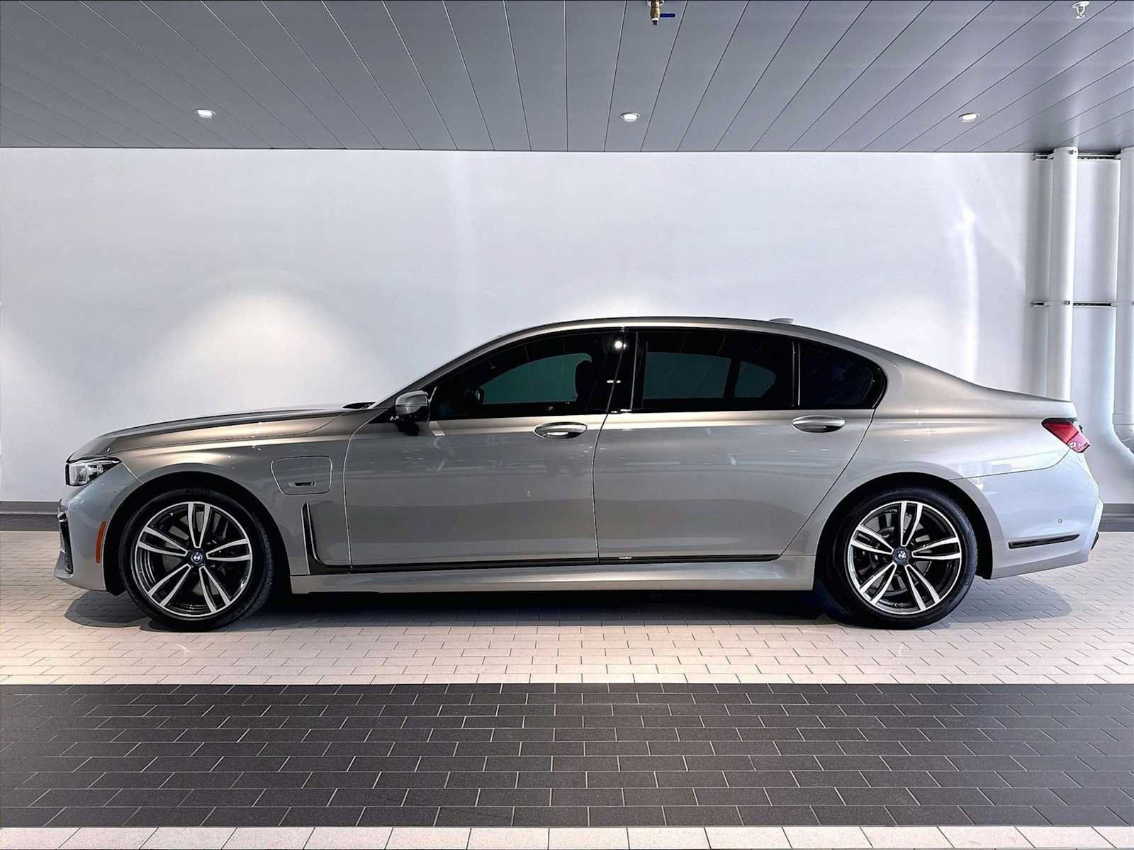 Used 2022 BMW 745e xDrive w/ M Sport Package AWD/4WD image 2