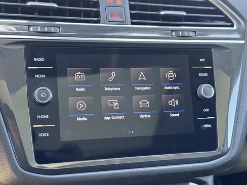 Used 2023 Volkswagen Tiguan SE w/ Panoramic Sunroof Package FWD image 10