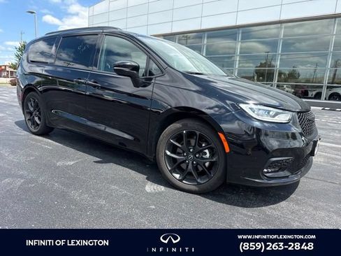 Used 2025 Chrysler Pacifica Limited FWD image 1