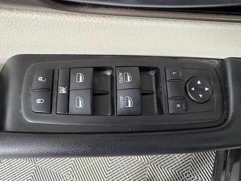 Used 2019 Chrysler Pacifica Touring-L FWD image 17