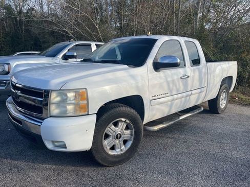 Used 2011 Chevrolet Silverado 1500 LT w/ Regional Value Package image 4
