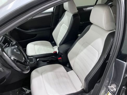 Used 2016 Volkswagen Jetta Sport image 9