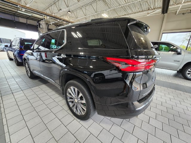 Used 2023 Chevrolet Traverse Premier FWD image 6