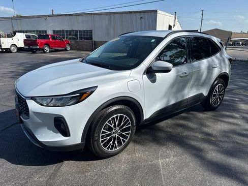 Certified 2025 Ford Escape SE FWD image 2