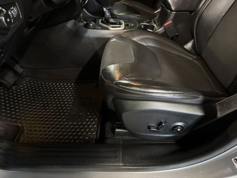 Used 2018 Jeep Cherokee Latitude Plus w/ Cold Weather Group image 17