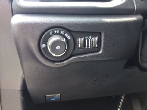 Used 2025 Chrysler Pacifica Select FWD image 18