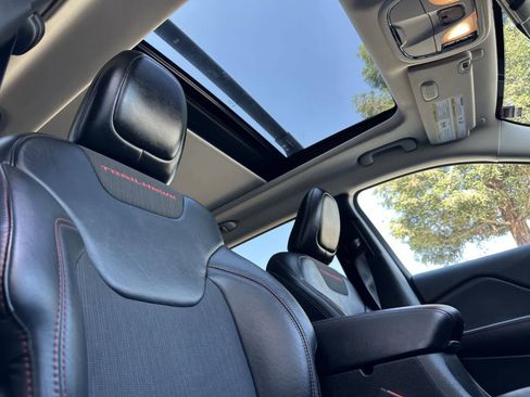 Used 2017 Jeep Cherokee Trailhawk w/ Comfort/Convenience Group image 18