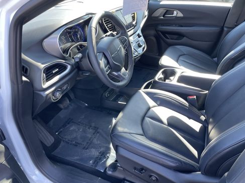 Used 2025 Chrysler Pacifica Select FWD image 12