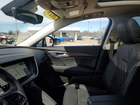 Used 2023 Buick Envision Avenir image 28