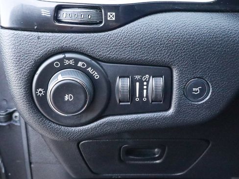 Used 2020 Jeep Cherokee Latitude Plus image 16