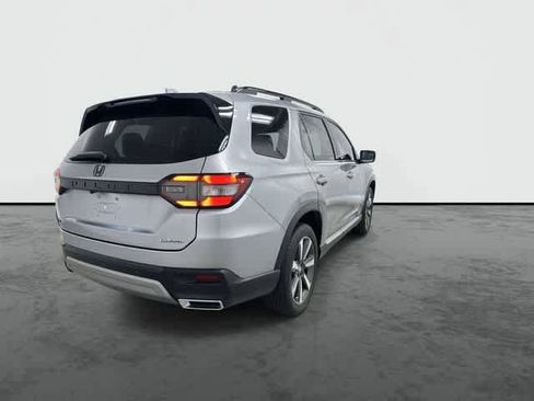 Used 2025 Honda Pilot Touring image 3