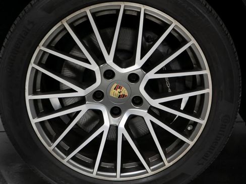 Certified 2022 Porsche Cayenne Platinum Edition image 9