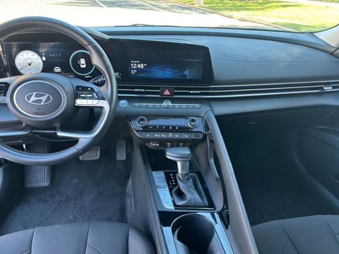 Used 2025 Hyundai Elantra SEL image 28