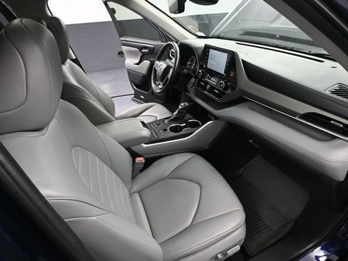 Used 2022 Toyota Highlander XLE AWD/4WD image 52