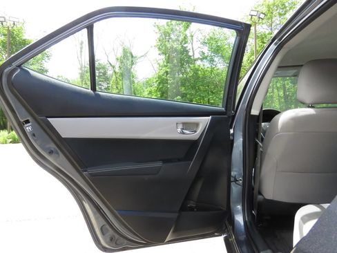 Used 2018 Toyota Corolla LE FWD image 18