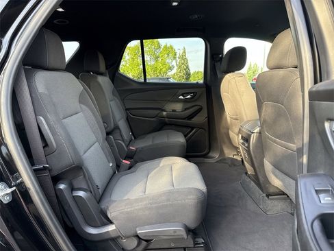 Used 2022 Chevrolet Traverse LT image 19