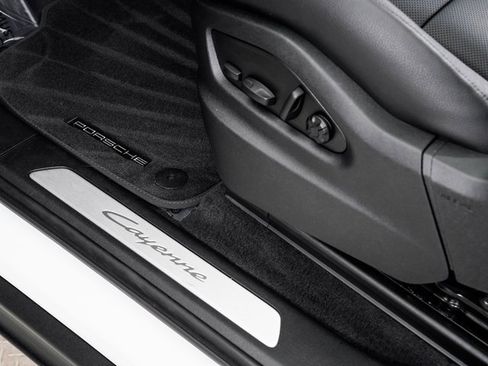 Used 2025 Porsche Cayenne image 10