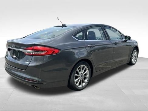 Used 2017 Ford Fusion SE w/ Fusion SE Technology Package FWD image 5