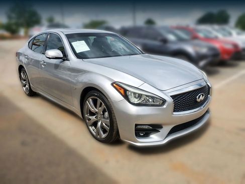 Used 2017 INFINITI Q70 3.7 w/ Sport Package RWD image 12