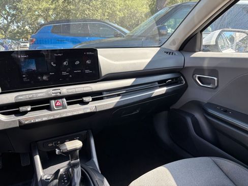Used 2025 Kia K4 FWD image 36