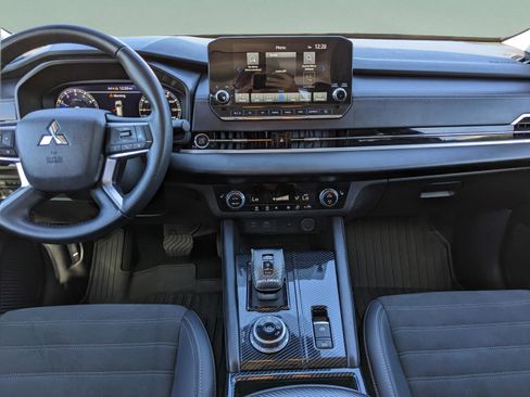 Used 2024 Mitsubishi Outlander SE image 19