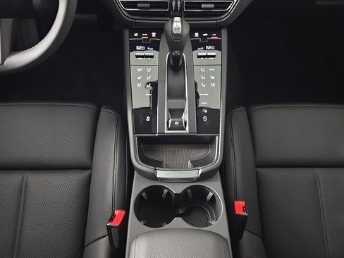 Certified 2026 Porsche Macan AWD/4WD image 21