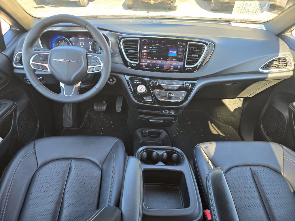 Used 2025 Chrysler Pacifica Select FWD image 5